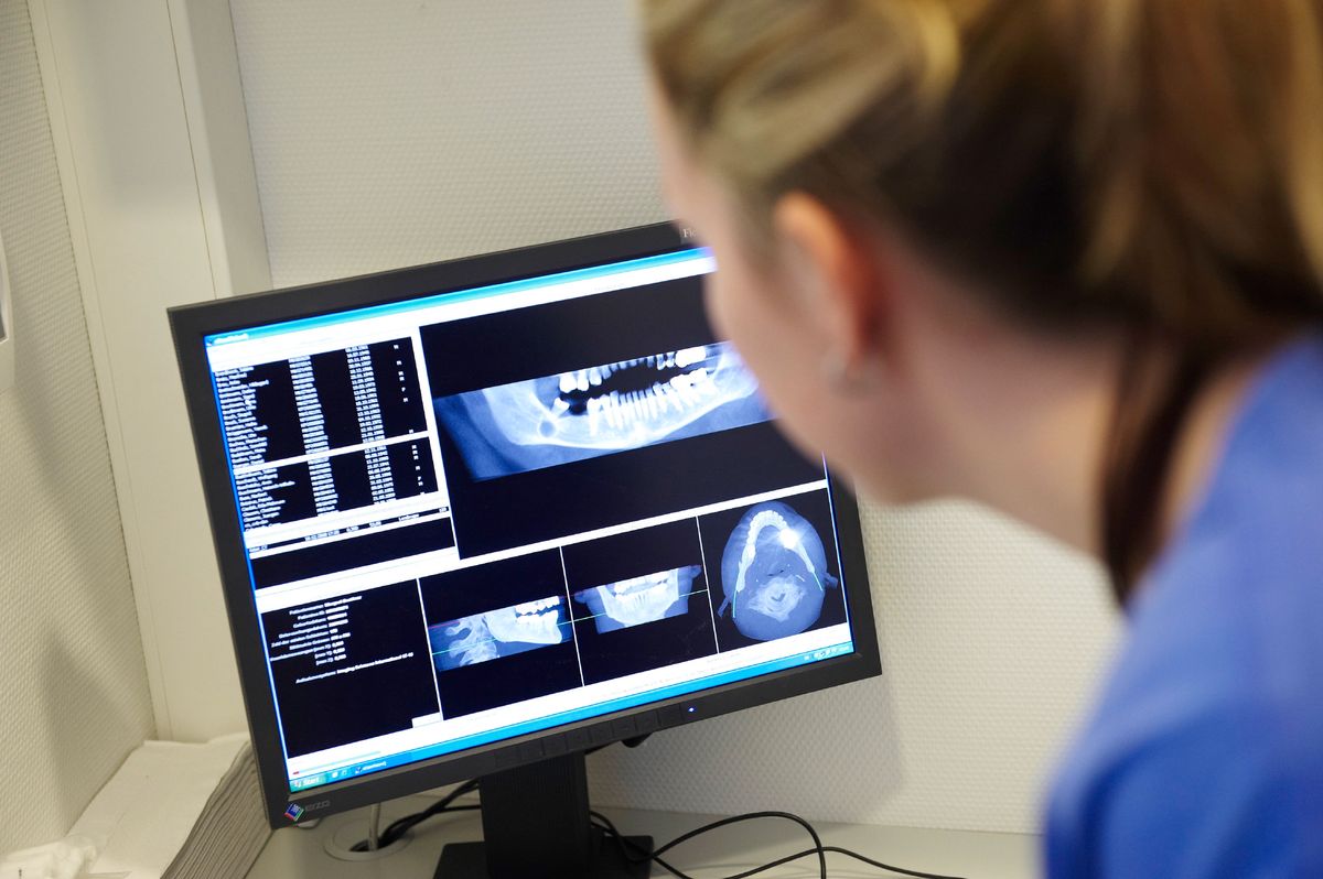 Chirurgin blickt auf einen Bildschirm in der Sternklinik