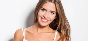 Junge Frau mit strahlenden Zähnen nach einem Bleaching in Bremen